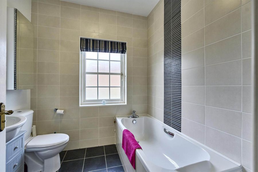 8 Manor Farm Crescent
