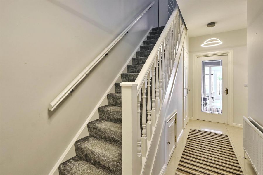 8 Manor Farm Crescent