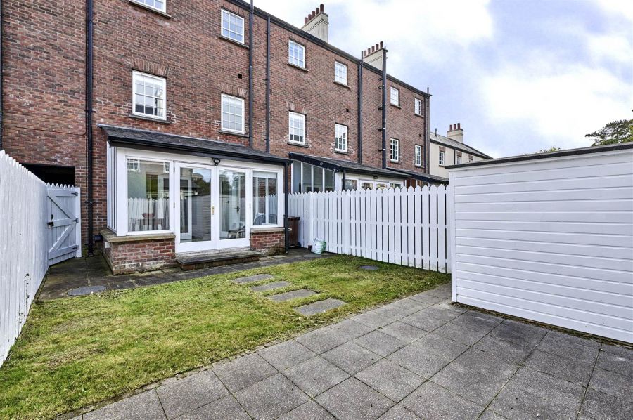 8 Manor Farm Crescent