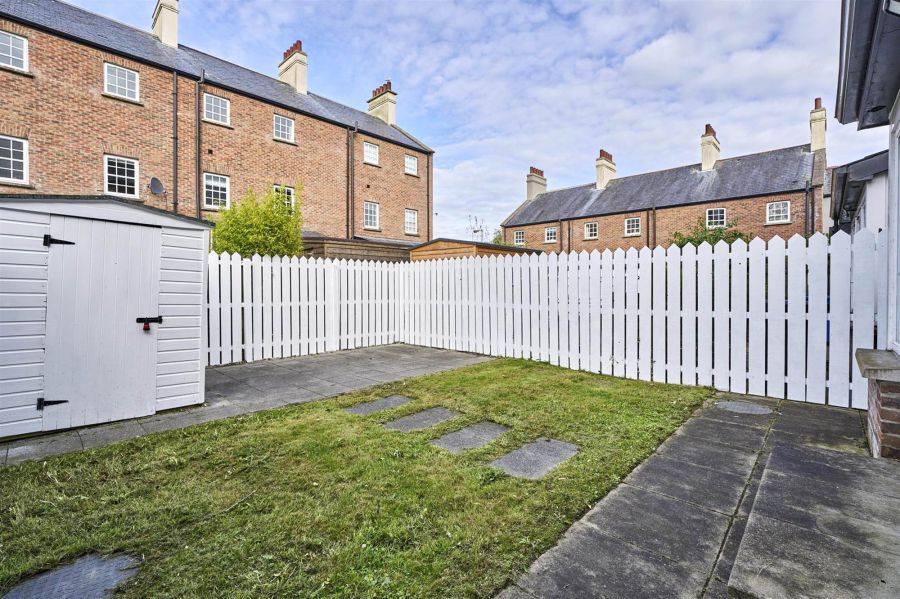 8 Manor Farm Crescent
