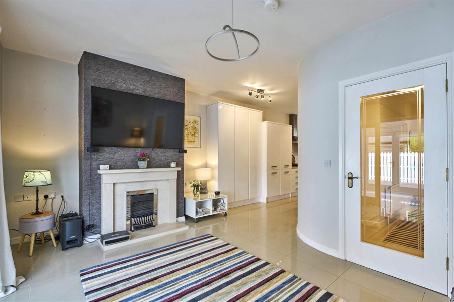 8 Manor Farm Crescent