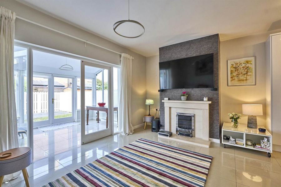 8 Manor Farm Crescent
