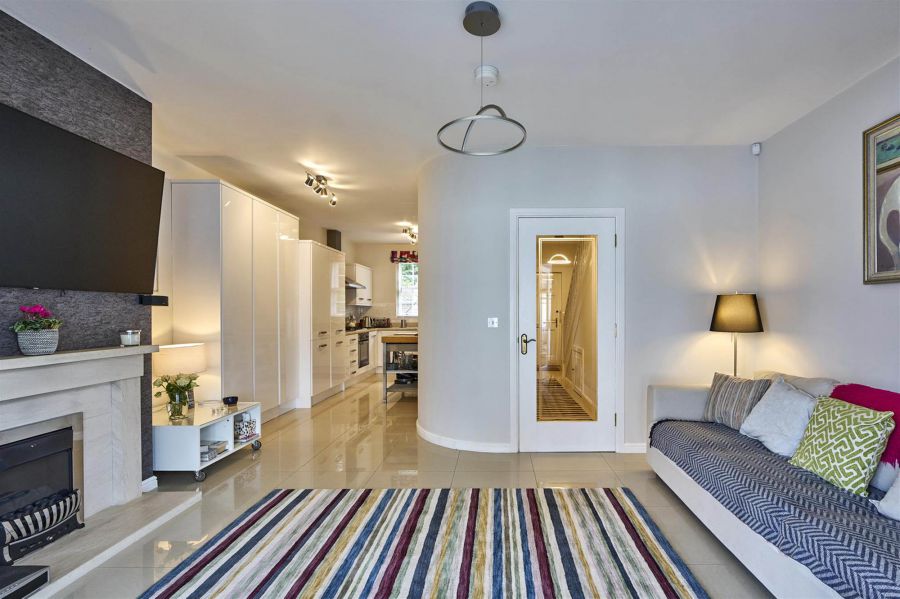 8 Manor Farm Crescent