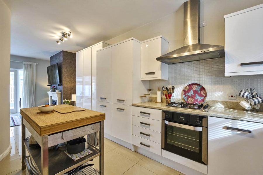 8 Manor Farm Crescent