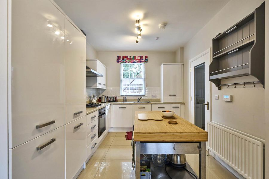 8 Manor Farm Crescent