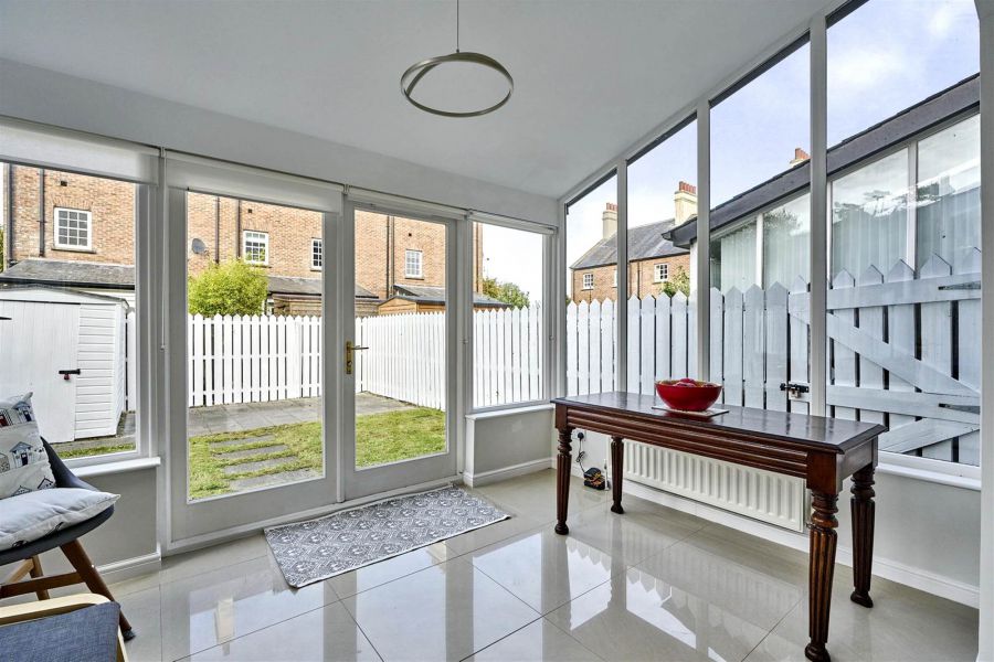 8 Manor Farm Crescent