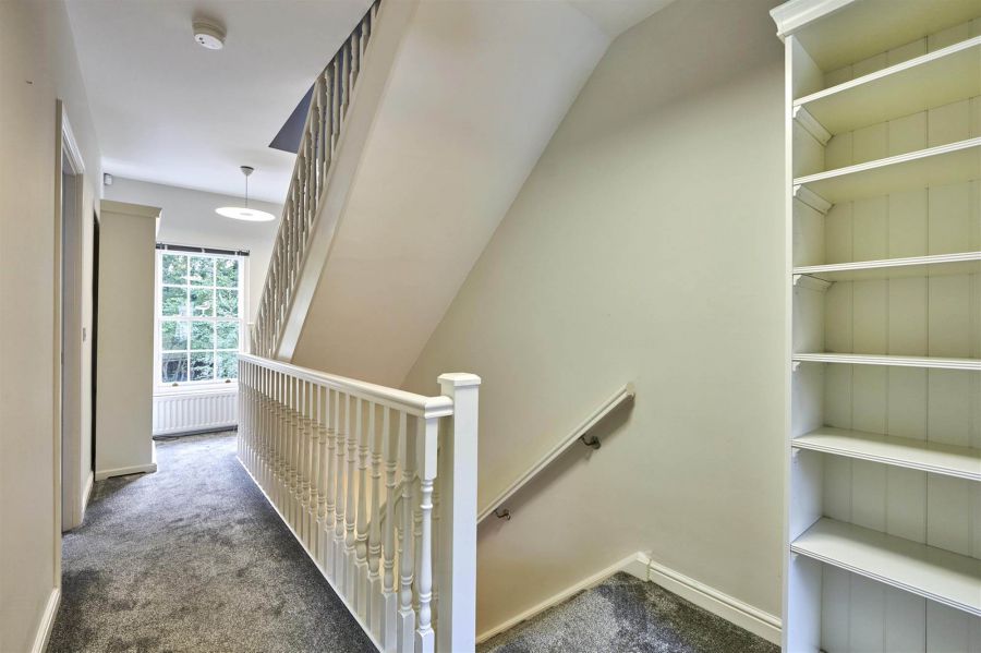 8 Manor Farm Crescent