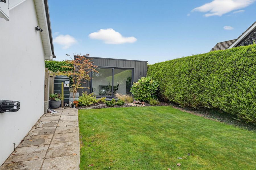 15 Oakwood Park