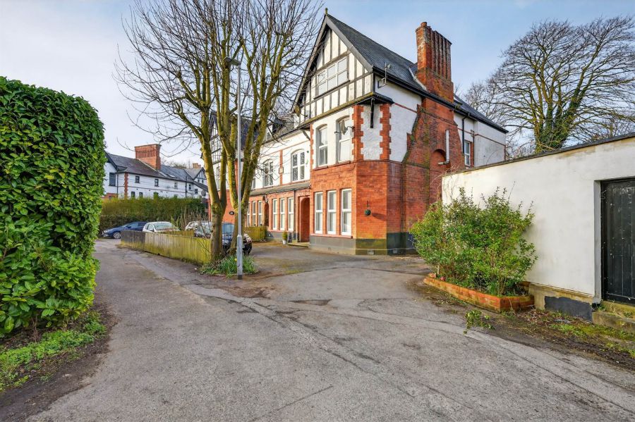 Apt 3  1 Sandown Park