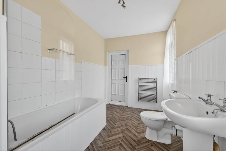 Apt 3  1 Sandown Park