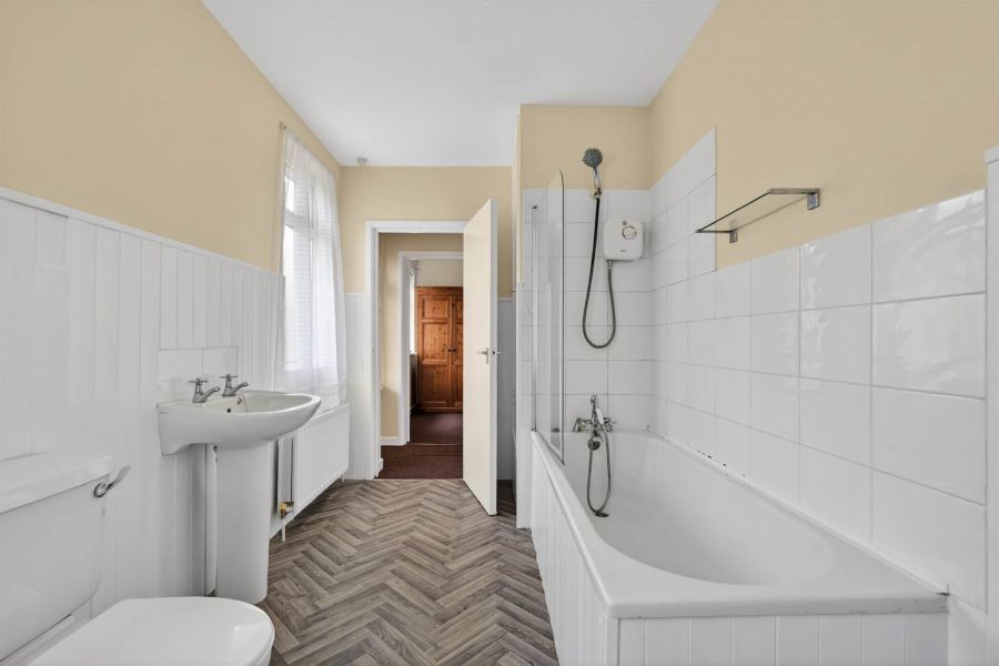 Apt 3  1 Sandown Park