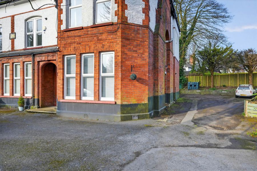 Apt 3  1 Sandown Park