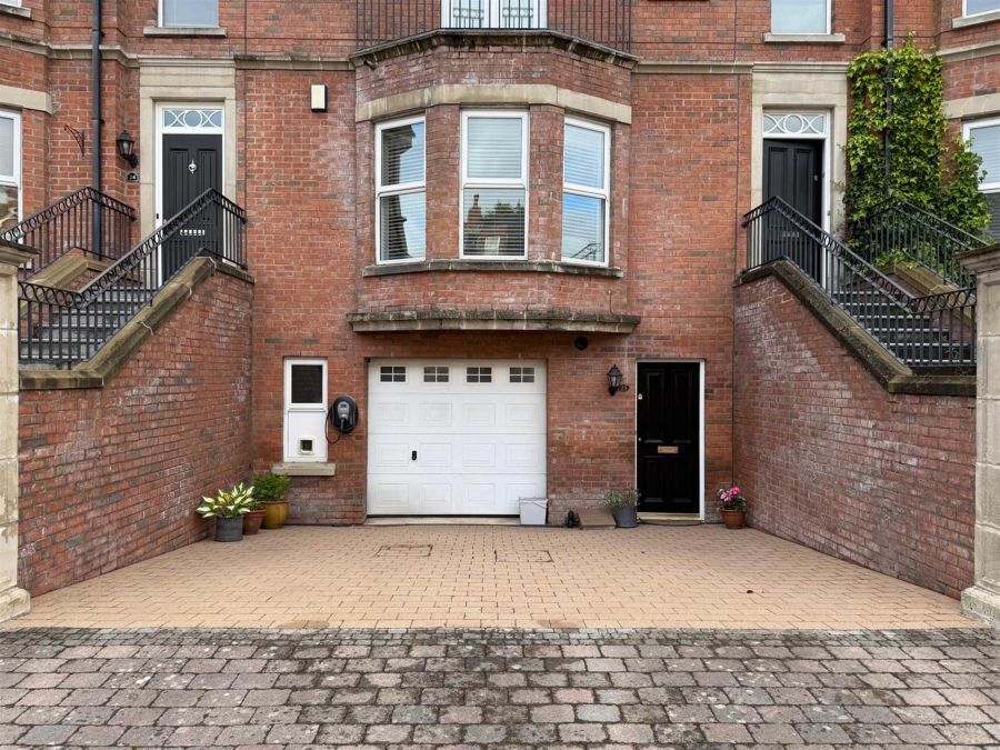 25 Demesne Gate