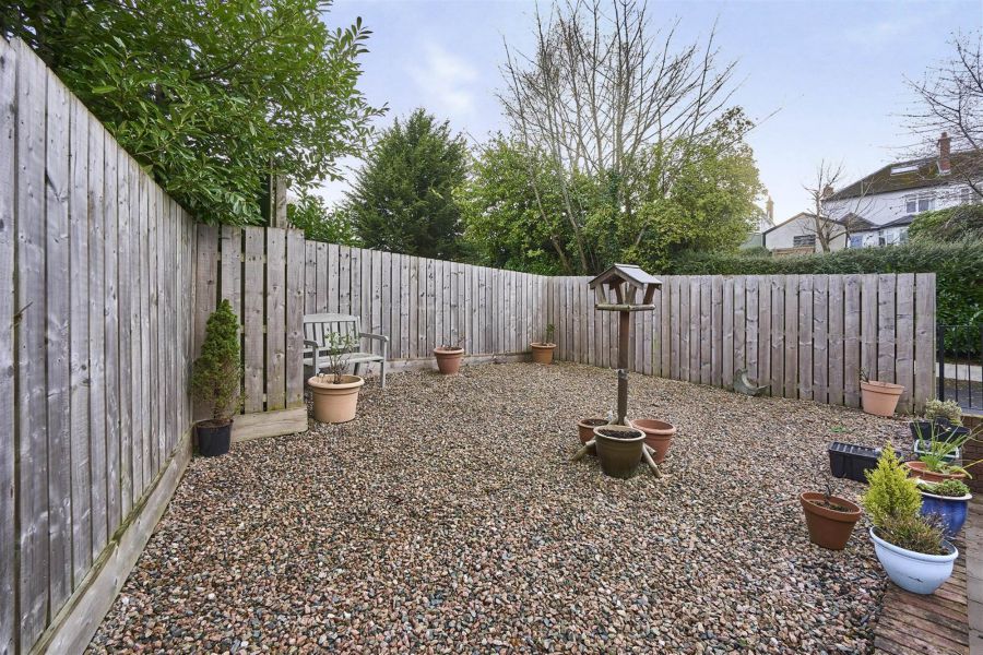 1b Kingsway Drive