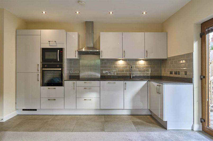 1b Kingsway Drive
