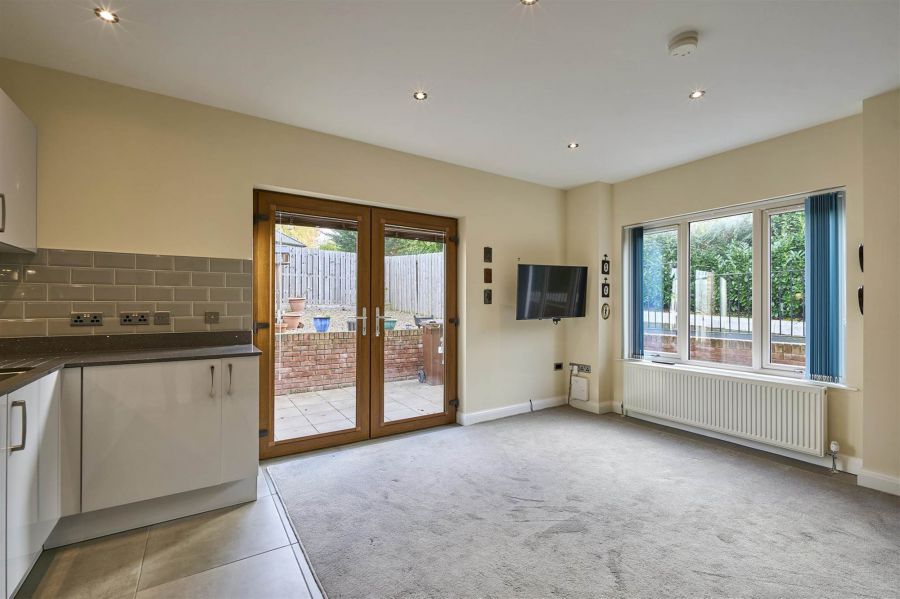 1b Kingsway Drive