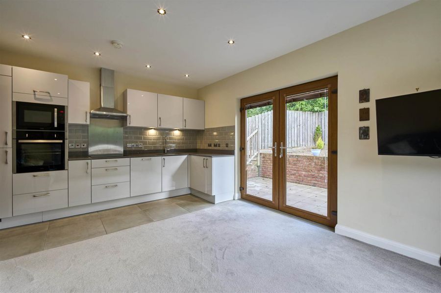 1b Kingsway Drive