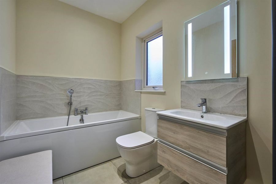 1b Kingsway Drive
