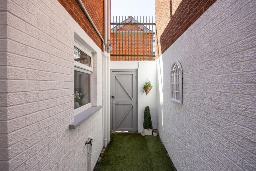 13 Belmont Avenue West