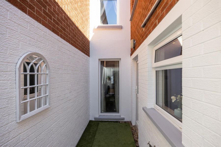 13 Belmont Avenue West