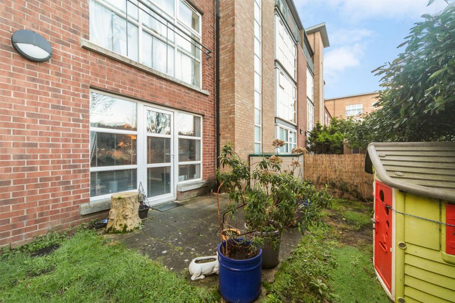 Apt 1, 12 Lewis Mews