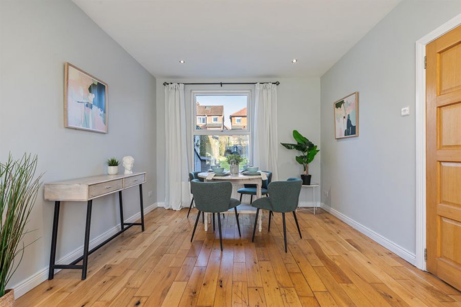 18 Bloomfield Gardens