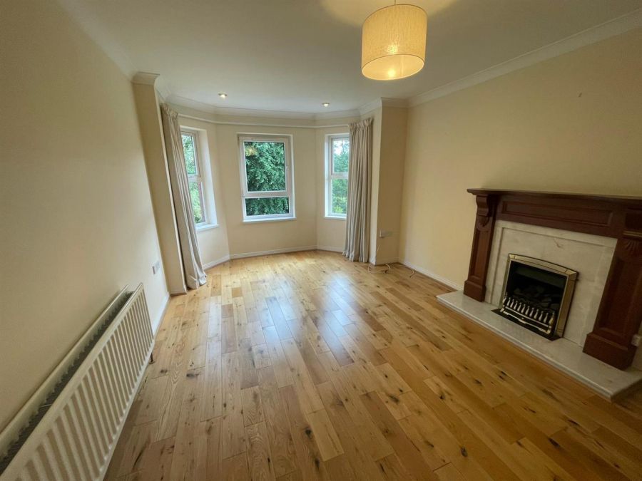 Apt 8 Knockdene Manor