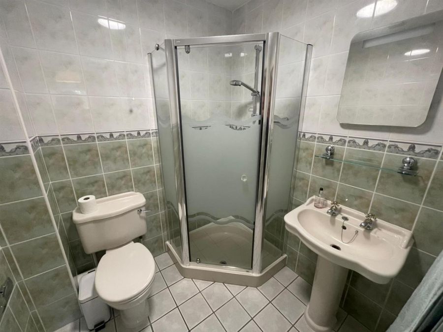 Apt 8 Knockdene Manor