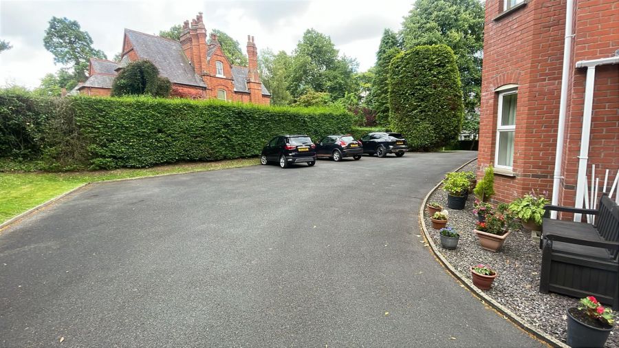 Apt 8 Knockdene Manor