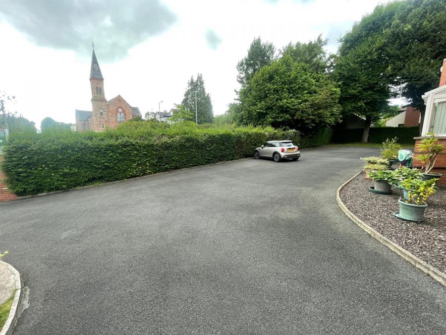 Apt 4 Knockdene Manor