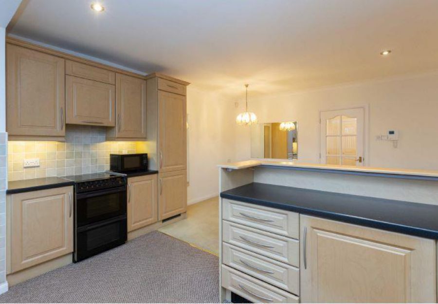 Apt 4 Knockdene Manor