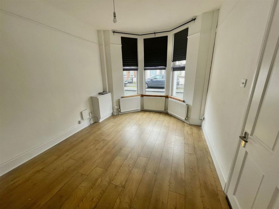 4 Hollycroft Avenue