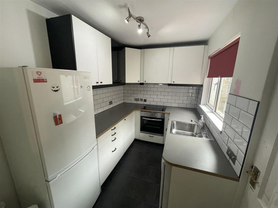4 Hollycroft Avenue