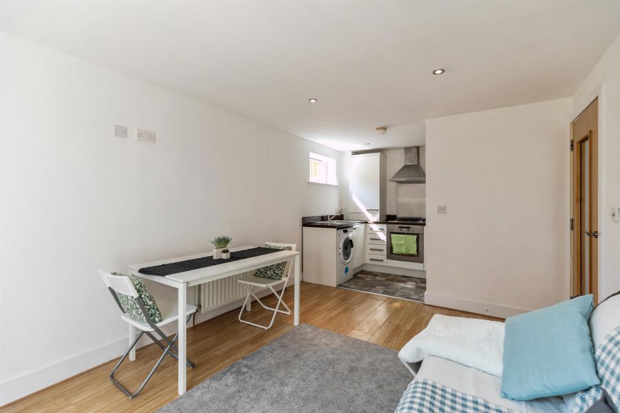 Apt 4, Strand Central 27 Hillfoot Street