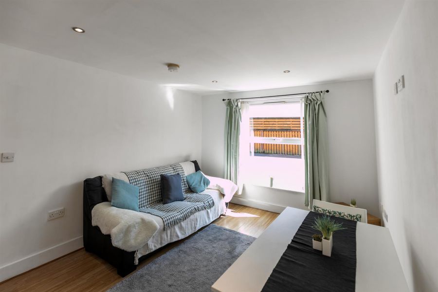 Apt 4, Strand Central 27 Hillfoot Street