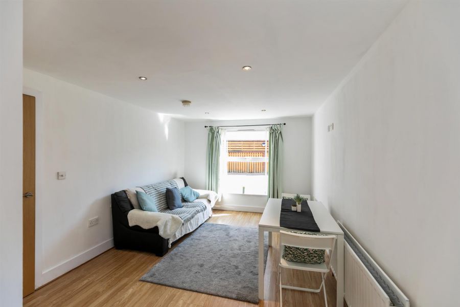 Apt 4, Strand Central 27 Hillfoot Street
