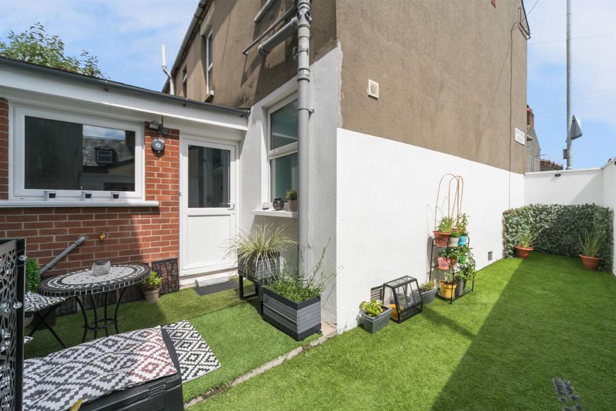 83 Ravenscroft Avenue