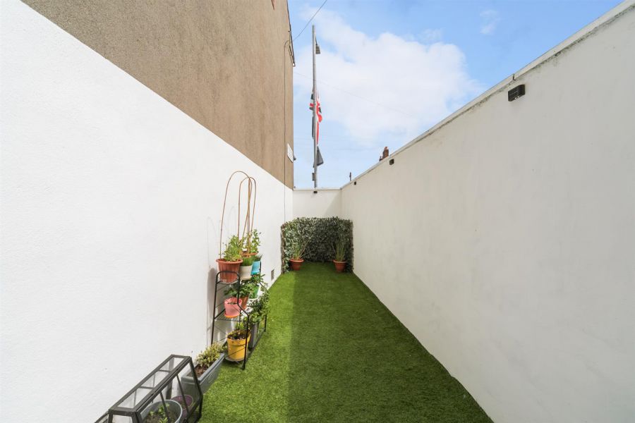 83 Ravenscroft Avenue