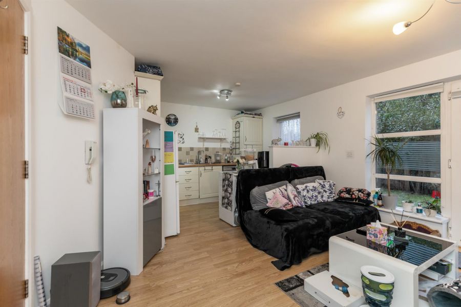 Apt 1, 3 Lewis Mews