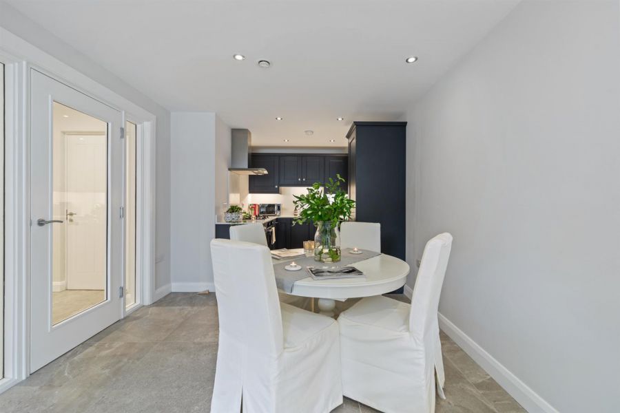 Apt 6 Castlehill Wood