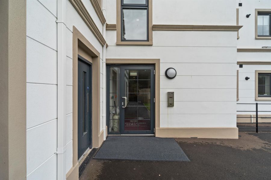 Apt 6 Castlehill Wood
