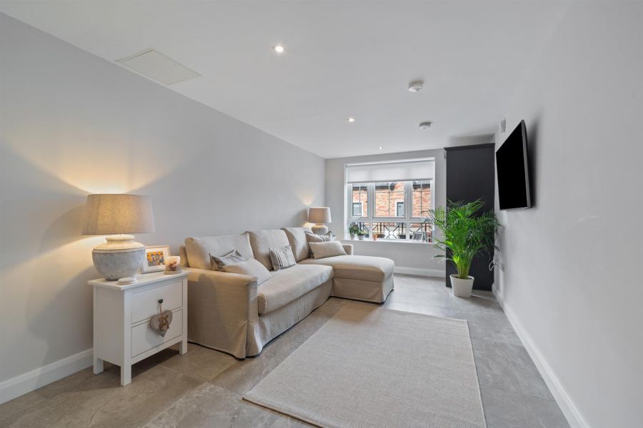 Apt 6 Castlehill Wood