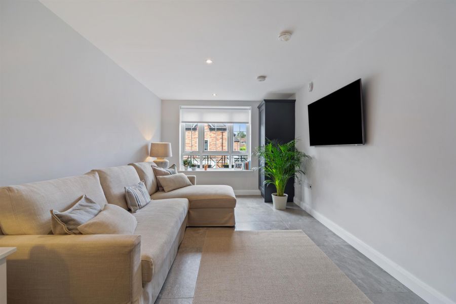 Apt 6 Castlehill Wood