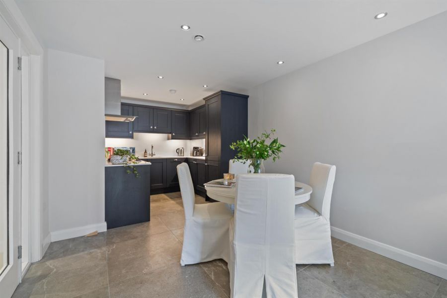 Apt 6 Castlehill Wood