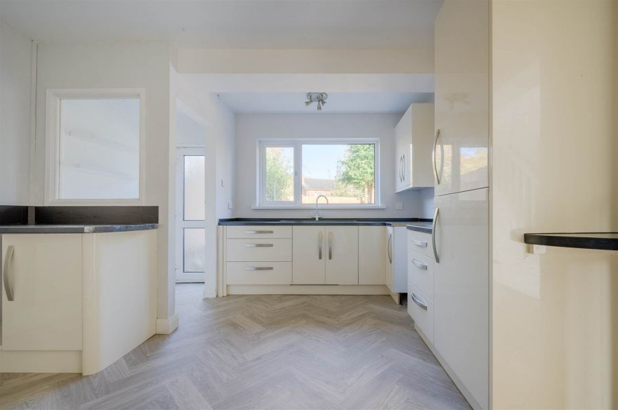 22 Lawnmount Crescent