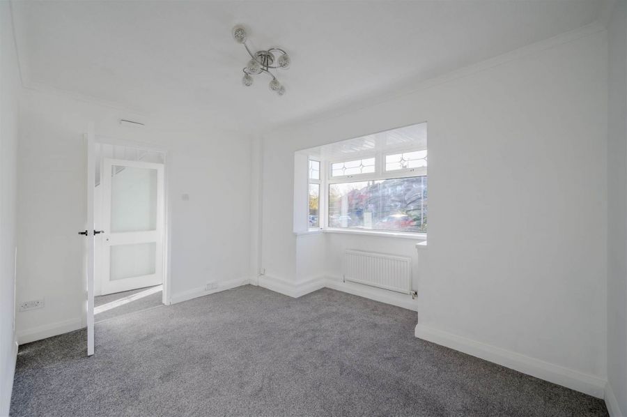 22 Lawnmount Crescent