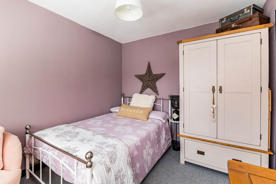 12 Eglantine Park