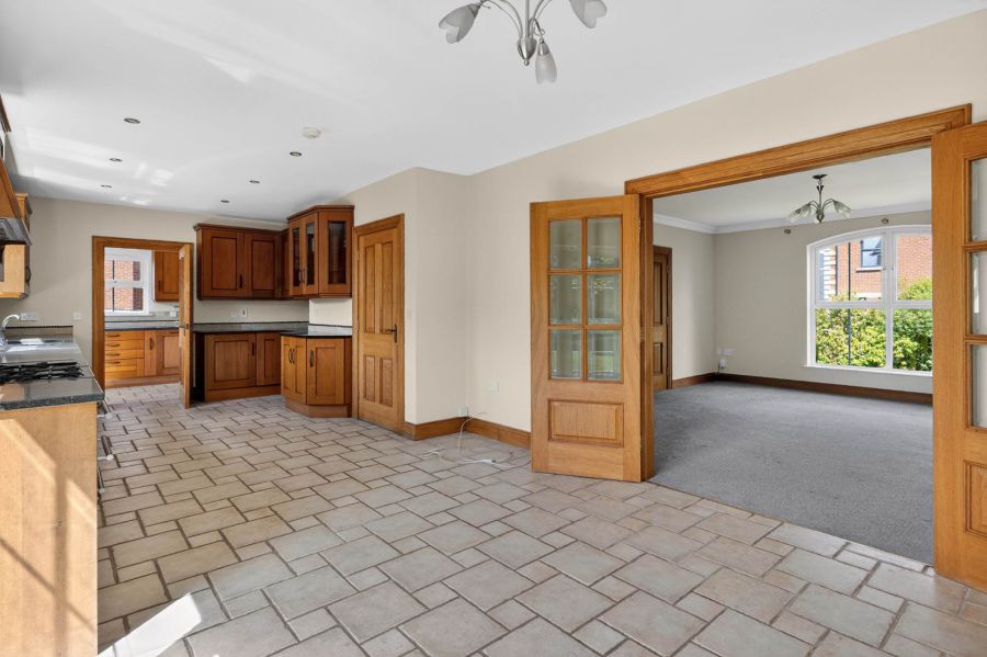 28 Clonmore Manor