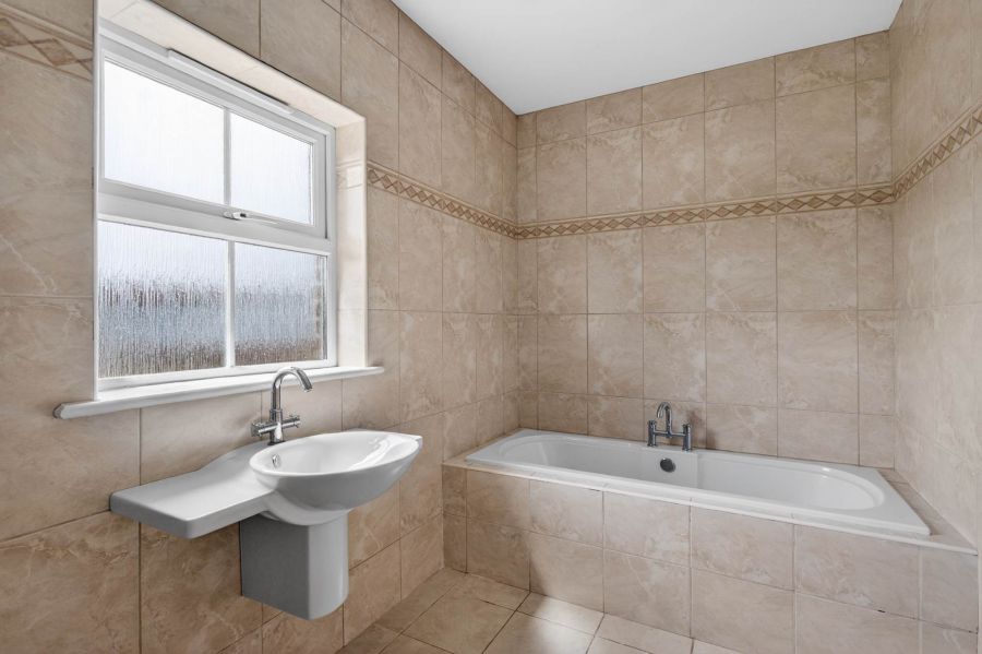 28 Clonmore Manor