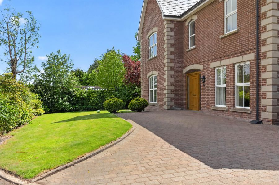 28 Clonmore Manor